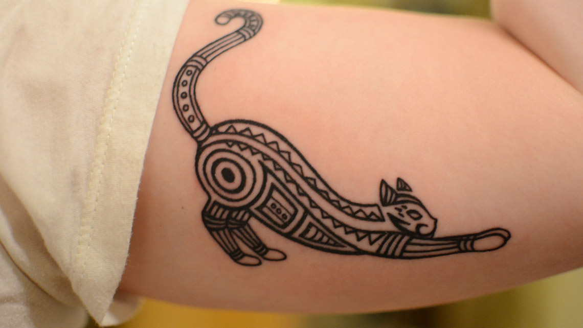 Татуировка Кошка на женской руке
