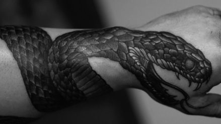 Татуировка змеи на кисти руки фото